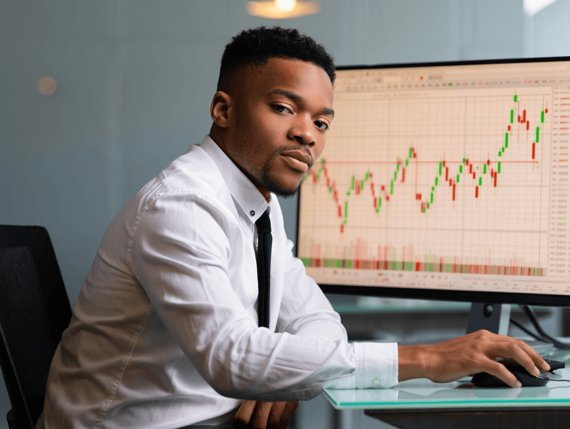 Hombre haciendo trading y leyendo graficos