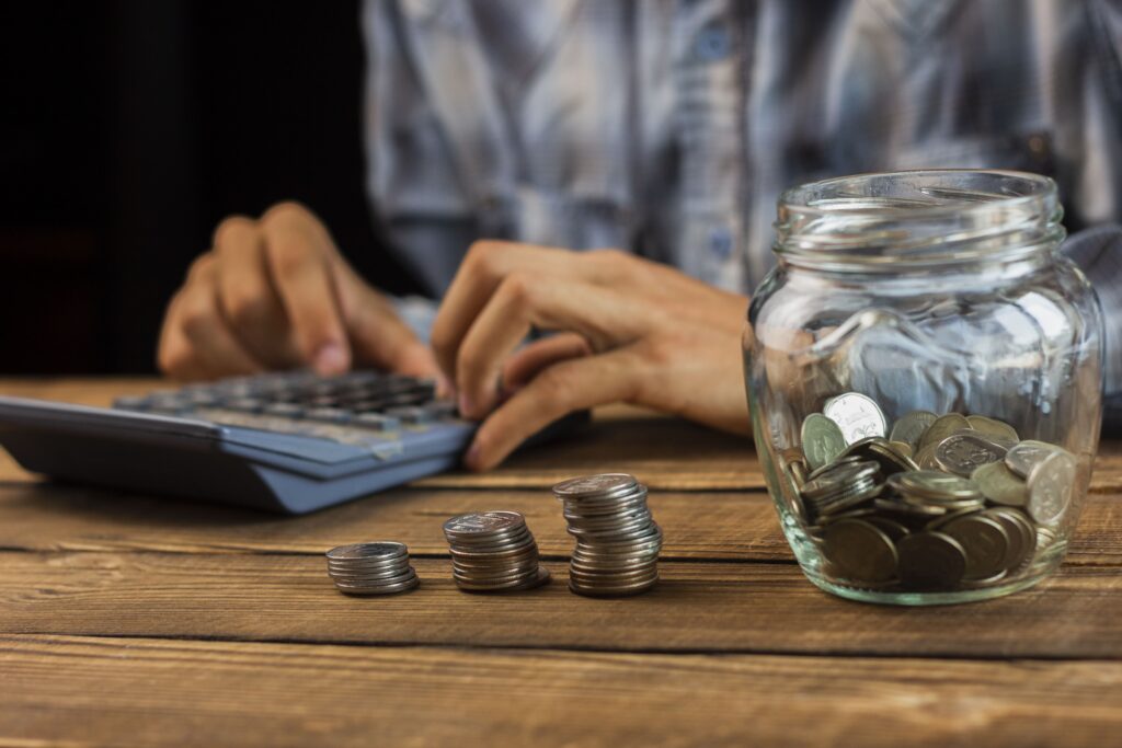 hombre-calculando-ahorros-mensuales