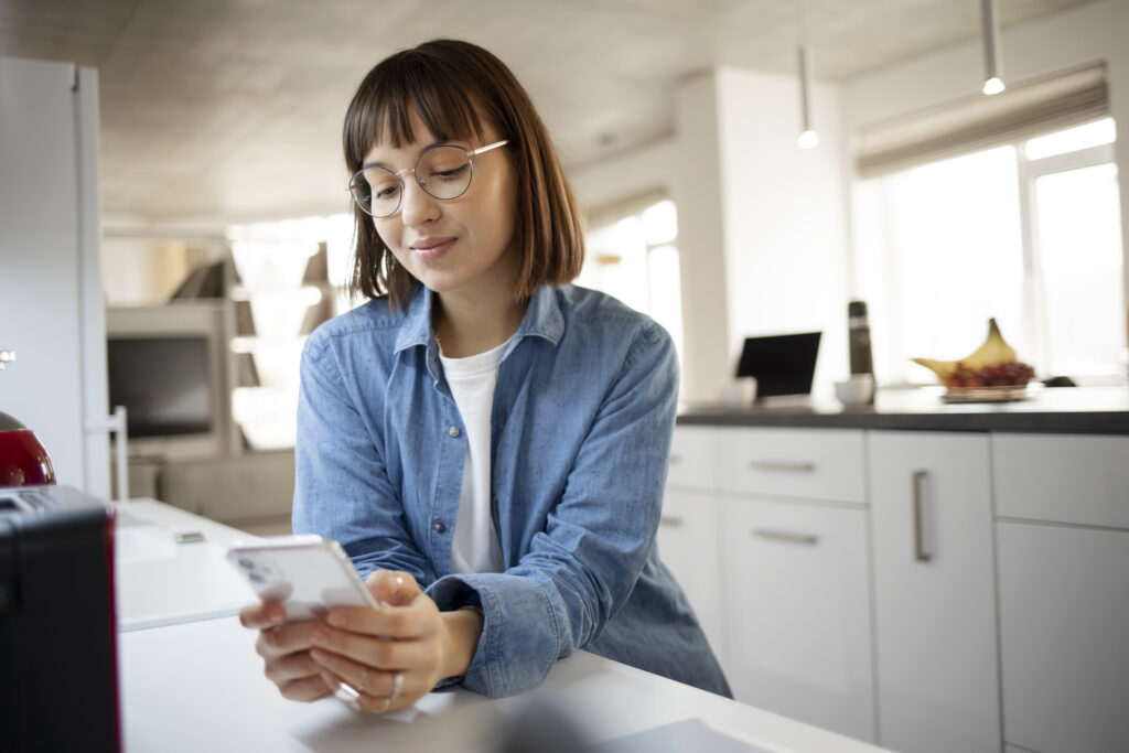 Mujer utilzando broker en el movil