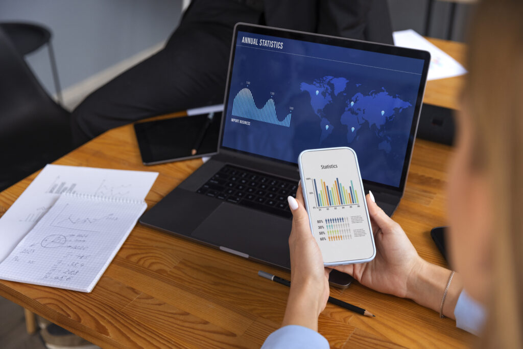 Movil y ordenador con App de inversión y trading