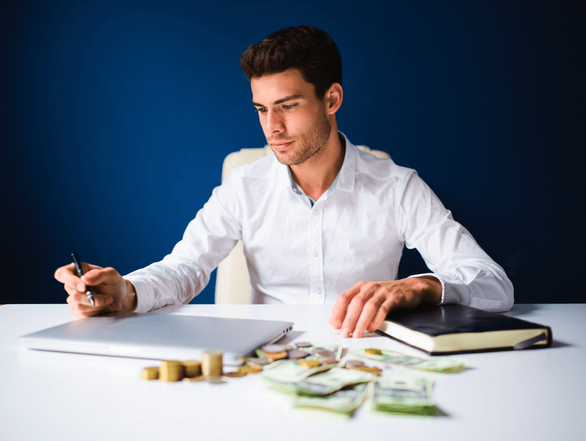 Hombre trabajando con portatil.