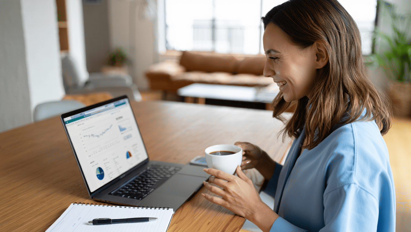 Mujer con portatil y cafe, eligiendo broker