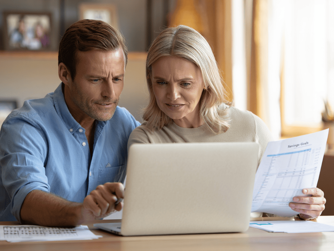 Pareja delante de su portatil, organizando sus ahorros
