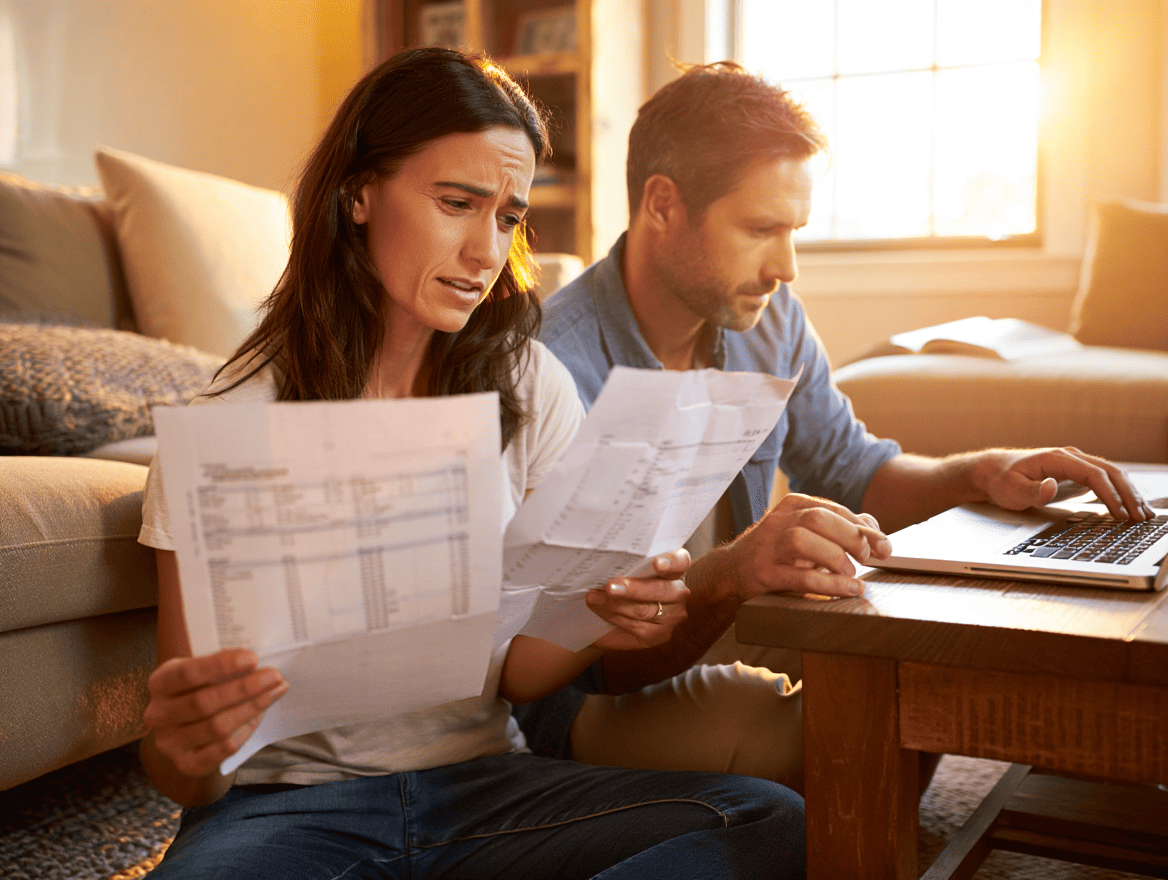 Pareja organizando sus finanzas
