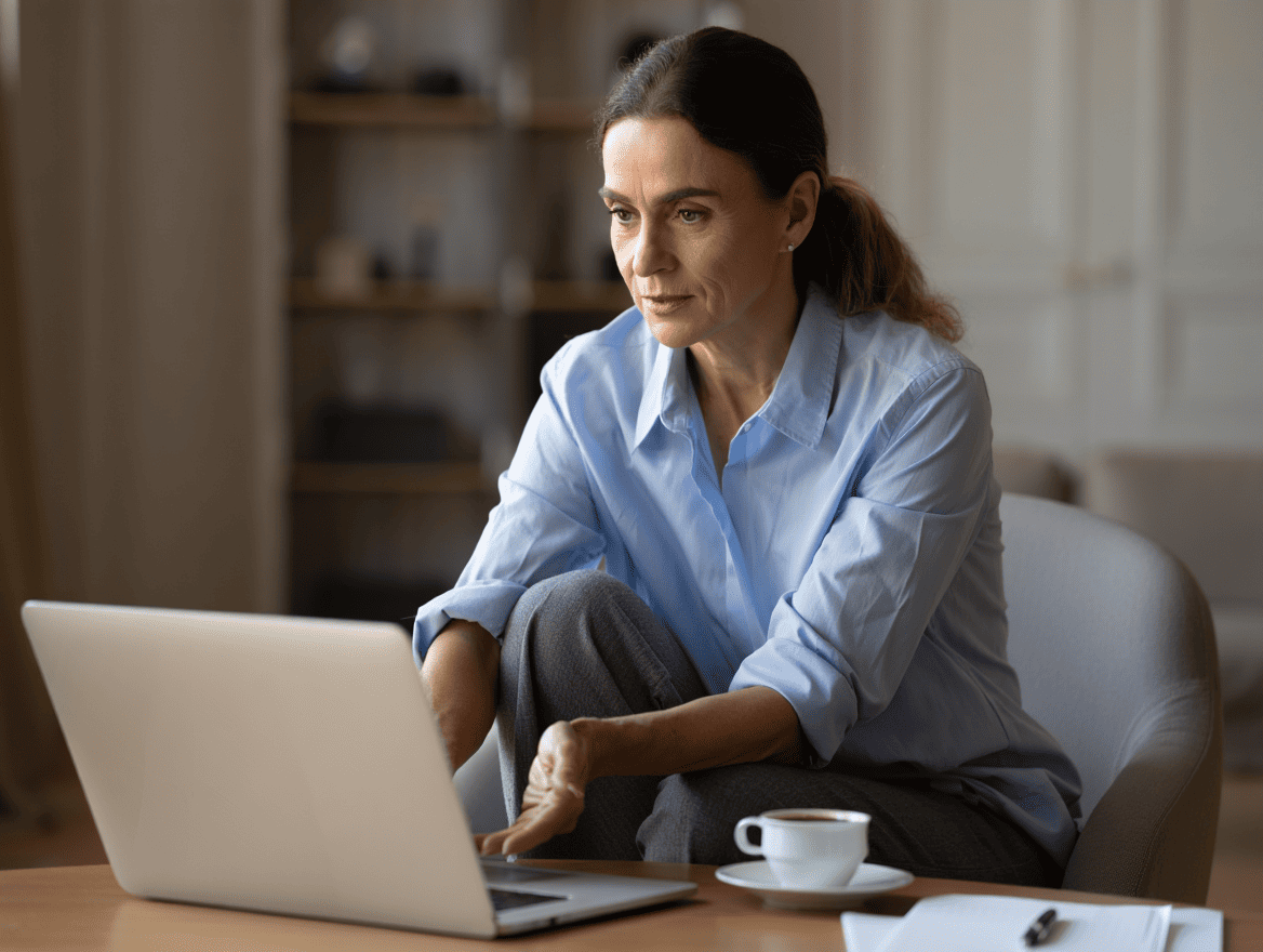 Mujer con su portatil en casa