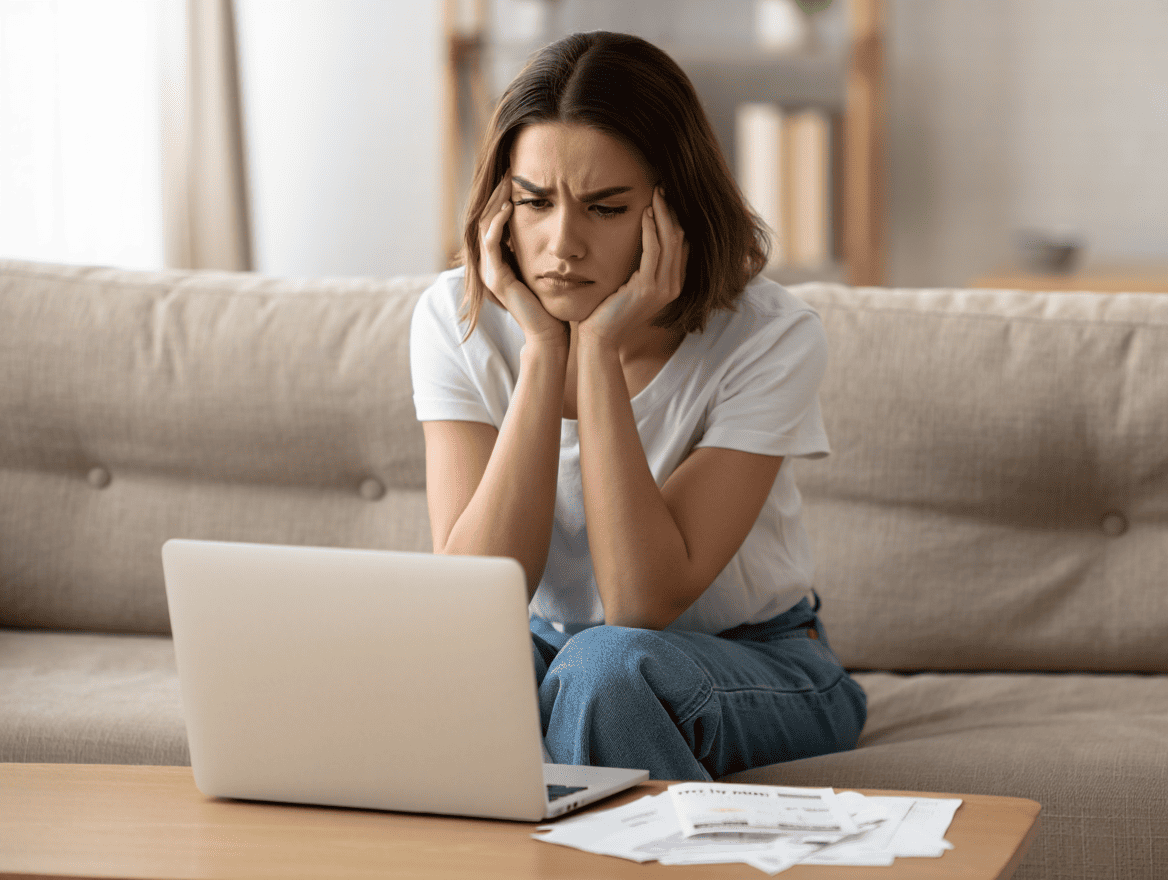 Mujer con su portatil revisando facturas.
