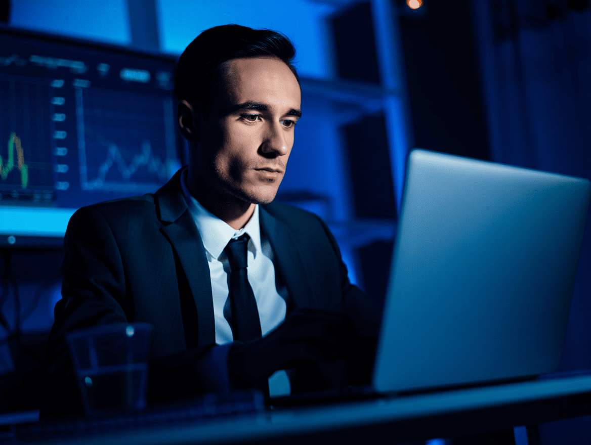 Persona haciendo trading en casa