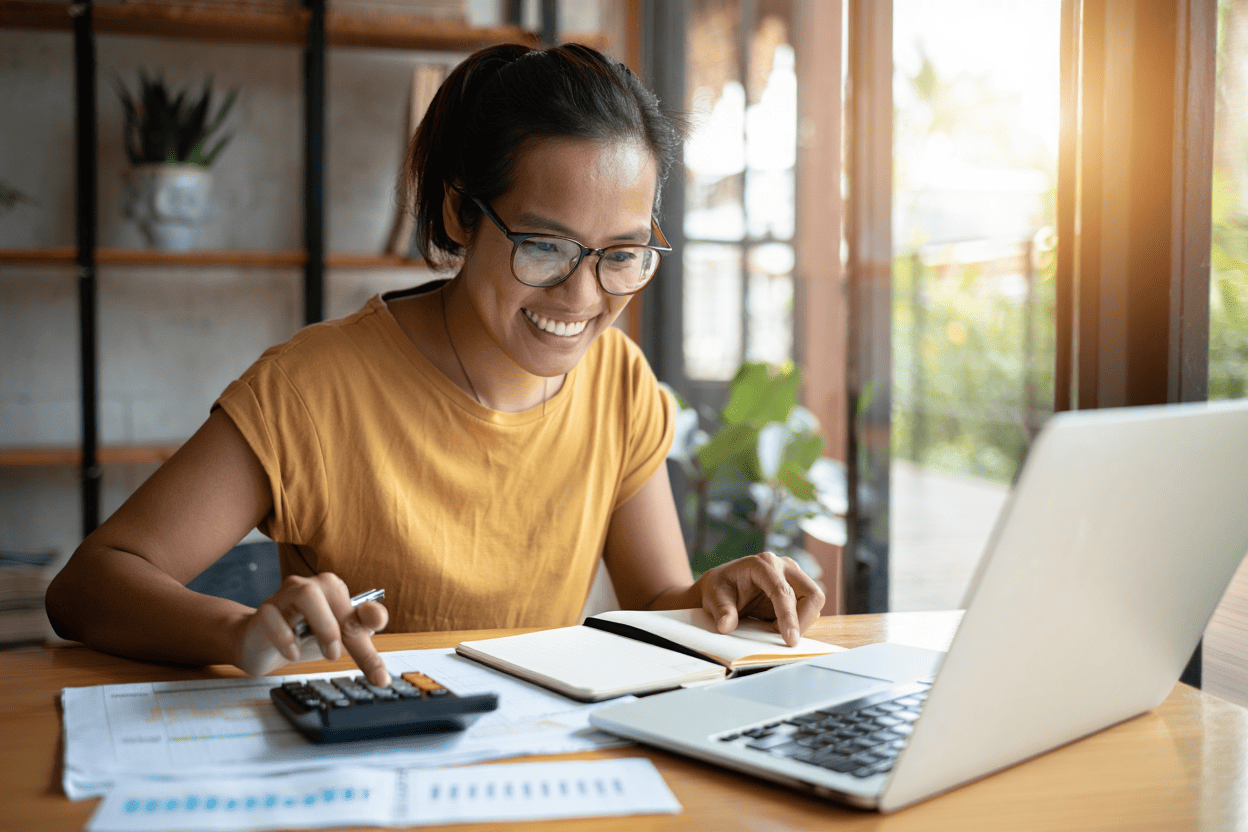 Mujer organizando sus finanzas